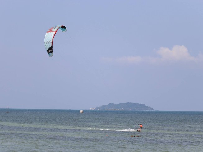 Learning the basics of kitesurf.